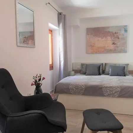 Old Town Apartment *